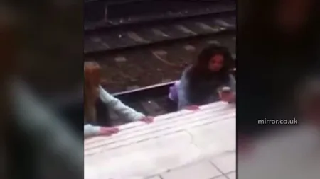 IMAGINI INCREDIBILE. Două femei s-au luat la ceartă şi au căzut pe şinele de tren VIDEO