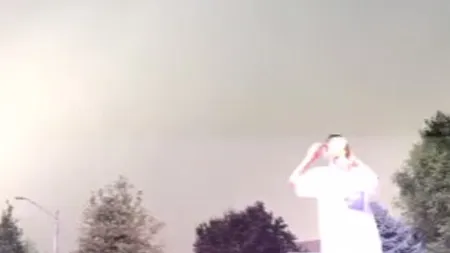 MOMENTUL INCREDIBIL în care o femeie este lovită de fulger VIDEO