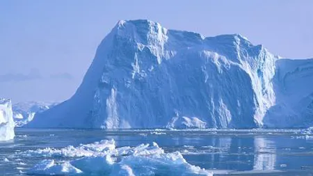 Topirea gheţii arctice, provocată în proporţie de până la 50% de oscilaţii naturale ale climei