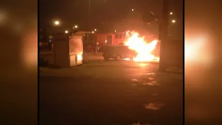 PANICĂ în Constanţa. O maşină a luat foc în apropierea gării VIDEO