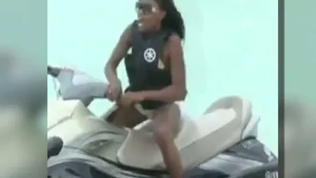 Scene incredibile surprinse pe o plajă: O tânără a fost cât pe ce să fie lovită din plin de un skijet VIDEO