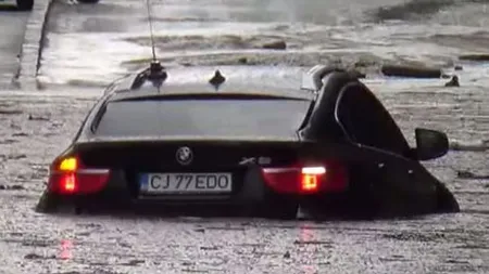 Culmea inundaţiei: Cine este şmecherul care a rămas cu BMW-ul X6 în mijlocul viiturii VIDEO