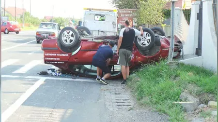 Accident în Vrancea. Un bărbat s-a răsturnat cu maşina