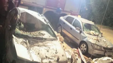 Un bloc de locuinţe din Scorniceşti, distrus de VIJELIE. Şapte maşini au fost făcute praf VIDEO