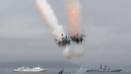 Manifestări de Ziua Marinei. Mii de turişti participă la paradele militare VIDEO