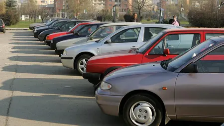Un tânăr a lovit 21 de maşini într-o parcare din Capitală, după o ceartă cu prietena lui