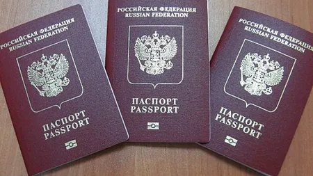 DECIZIE DE ULTIMA ORĂ. Ruşii care trăiesc în străinătate, obligați să declare dacă deţin paşapoarte străine