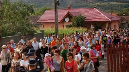 ​Incident grav în timpul pelerinajului de la Mănăstirea Nicula: Un EPISCOP a leşinat în faţa bisericii VIDEO
