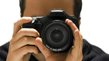 Nu eşti FOTOGENIC? Trucuri să arăţi bine în poze