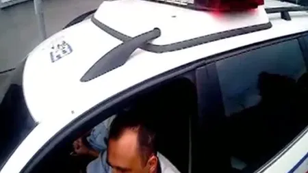 Un poliţist, certat de un biciclist pentru că a parcat neregulamentar VIDEO