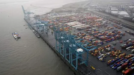 Dramă pe apă. 35 de emigranţi indieni au ajuns în Anglia într-un container, un om a decedat pe drum