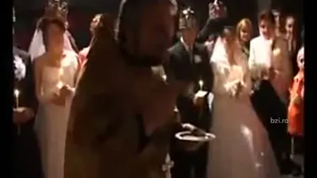 IMAGINI INCREDIBILE surprinse în timpul unei ceremonii religioase: Preotul a DEGUSTAT vinul bisericesc VIDEO