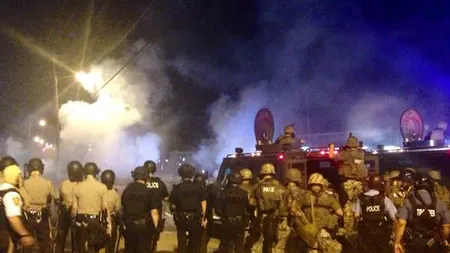 Noi proteste violente în oraşul american Ferguson. Autorităţile au decis mobilizarea gărzii naţionale