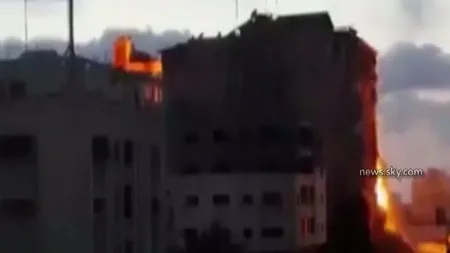 Un bloc din Fâşia Gaza, lovit de o RACHETĂ. Israelienii vizau ascunzătoarea unor membri Hamas VIDEO