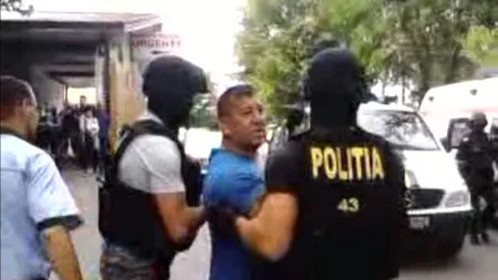 Scandal cu săbii şi topoare în Buzău, între două clanuri de romi. O persoană şi-a pierdut viaţa