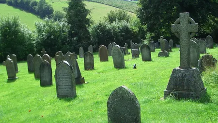 O FANTOMĂ dintr-un CIMITIR, arestată de poliţie: Speria vizitatorii FOTO