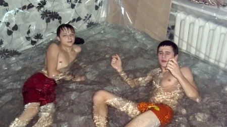 METODA INEDITĂ de a scăpa de CANICULĂ în RUSIA: PISCINA din SUFRAGERIE - GALERIE FOTO