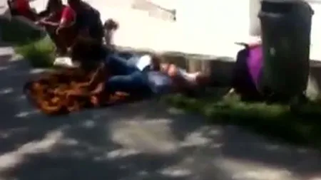 Ţiganii şi-au ridicat tabără în faţa unei instituţii publice din Vaslui VIDEO