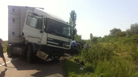 Accident grav cu un autoturism şi un TIR ce transporta porci. Un bărbat a murit pe loc GALERIE FOTO