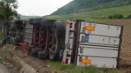 PANICĂ pe şosea. Un TIR cu STUPI DE ALBINE s-a răsturnat într-o curbă VIDEO