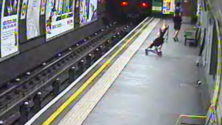 Scene DRAMATICE la metrou. Căruciorul a fost dus de curent pe şine. Ce a urmat... VIDEO