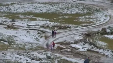 FURTUNĂ cu grindină în Bucegi. Stratul de gheaţă a ajuns la 10 centimetri. Mai mulţi turişti au rămas BLOCAŢI