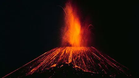 Un vulcan în erupţie dintr-o insulă din Japonia ar putea provoca un tsunami