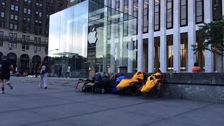 iPhone 6, lansat pe 9 septembrie. Americanii au făcut coadă în faţa magazinului Apple FOTO