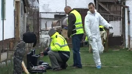 Crimă înfiorătoare la Arad. O mamă a fost ucisă în faţa propriei fetiţe