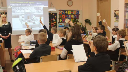 De ziua ta, ziua ta, ziua ta...Cadoul OBSCEN primit de un ELEV din partea PROFESOAREI FOTO