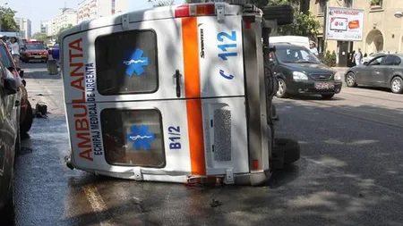 Ambulanţă în misiune, lovită în trafic de două maşini. Două persoane au fost rănite