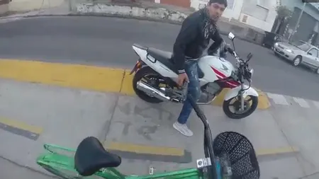 Un bărbat pe bicicletă s-a filmat în timp ce era JEFUIT de un motociclist care l-a ameninţat cu o armă