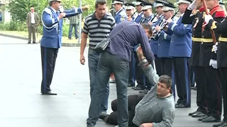 Incident la ceremonia de Ziua Pompierilor: Un bărbat s-a întins pe jos şi a cerut ajutorul autorităţilor