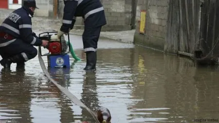 Gospodării inundate şi un drum blocat în urma unei ploi torenţiale, în Timiş