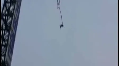 Scene şocante: A sărit de la 50 metri dar i s-a desprins cordonul de siguranţă, la bungee VIDEO