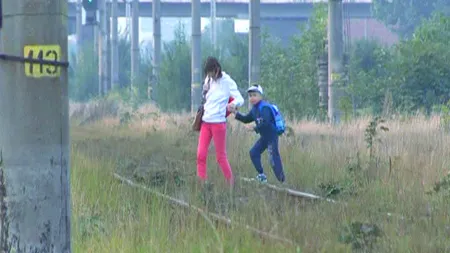 Zeci de copii braşoveni îşi pun zilnic viaţa în pericol. Traversează calea ferată ca să ajungă la şcoală VIDEO