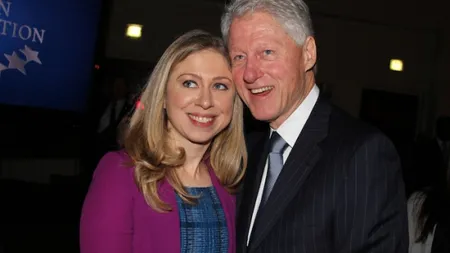 Bill şi Hillary Clinton au devenit bunici. Chelsea a născut o fetiţă