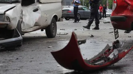 CARAMBOL cu CINCI MAŞINI. Mai multe persoane au fost rănite în urma unui accident în lanţ - VIDEO