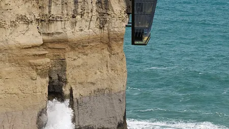 Casa SUSPENDATĂ din Australia, unde oceanul 