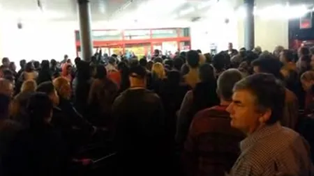 Sute de oameni s-au călcat în picioare pentru promoţii VIDEO