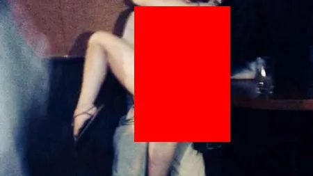 Ipostaza indecentă în care au fost fotografiaţi doi tineri în CLUB: Au întrecut măsura FOTO