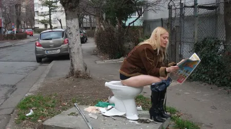 Soprana Diana Pap, care s-a fotografiat pe wc în stradă, loveşte din nou: Nud artistic urban