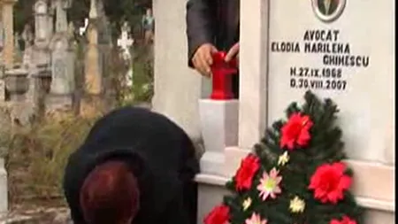 Slujbă de pomenire la mormântul Elodiei. Avocata ar fi împlinit astăzi 46 de ani  VIDEO