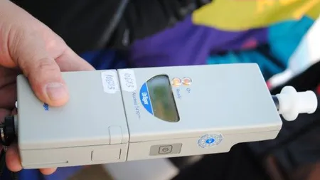 Un tânăr, arestat preventiv după ce a condus beat şi a intrat cu maşina în doi pietoni