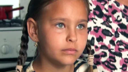 Incredibil: Fetiţa bătută de învăţătoare nu poate să se întoarcă la şcoală. Profesoara încă predă la clasă