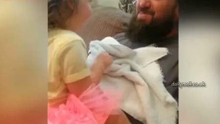 Reacţia neaşteptată a unei fetiţe care îşi vede tatăl fără barbă VIDEO