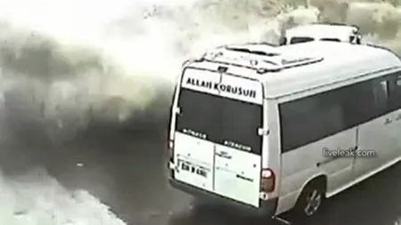 Furtună pe MAREA NEAGRĂ. Valurile IMENSE au măturat un oraş turcesc VIDEO
