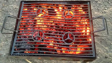 Un bărbat s-a uitat la o emisiune culinară şi a uitat de grătarul lăsat aprins în stradă