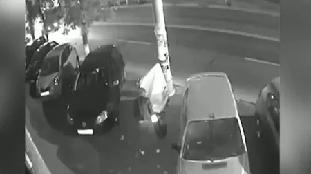 Un hoţ din Capitală, filmat în timp ce fura husa unei motociclete VIDEO