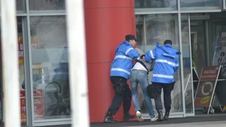 Hoţ prins de un jandarm aflat în timpul liber, în timp ce fura dintr-o farmacie VIDEO